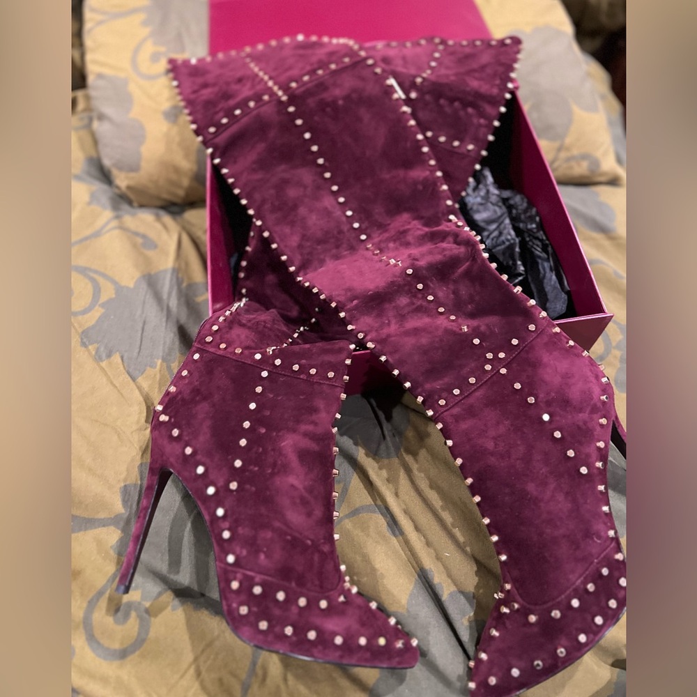 Jennifer Le thigh high boots